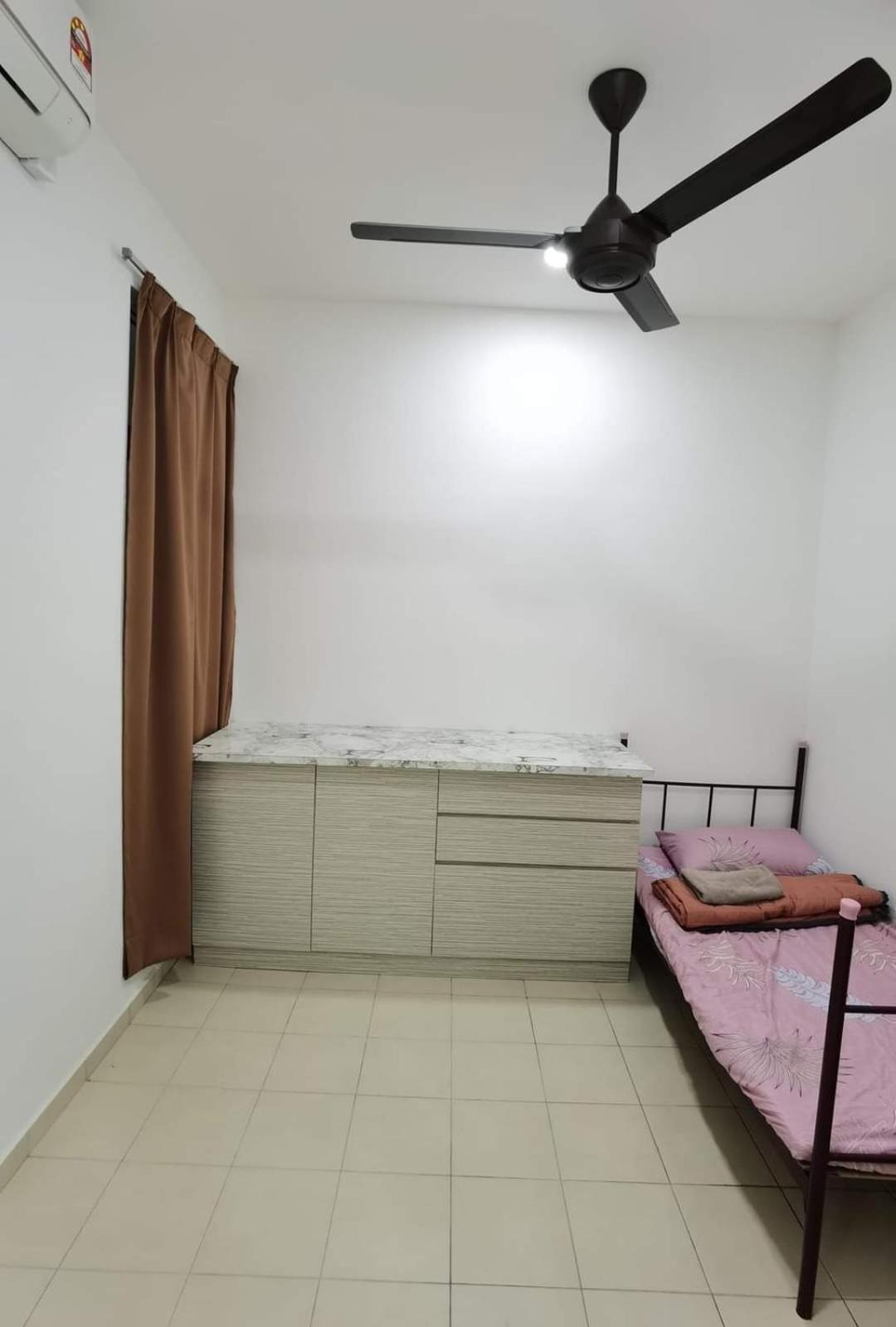 Infinity Homestay Bandar Cemerlang อูลูติรัม ภายนอก รูปภาพ